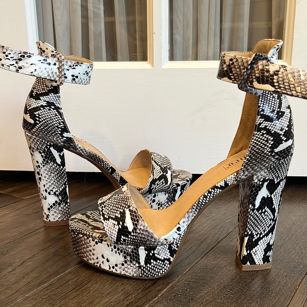 SNAKE SKIN PLATFORM HEELS